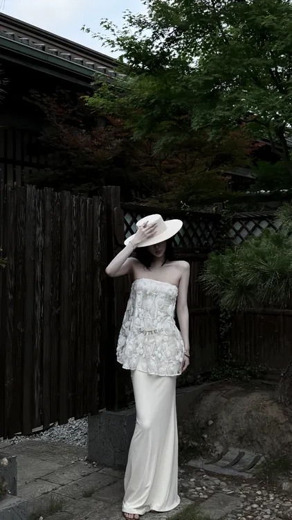 【Jxnuo】“白柰”洋气立体玫瑰刺绣花卉A字形抹胸千金高级感夏装