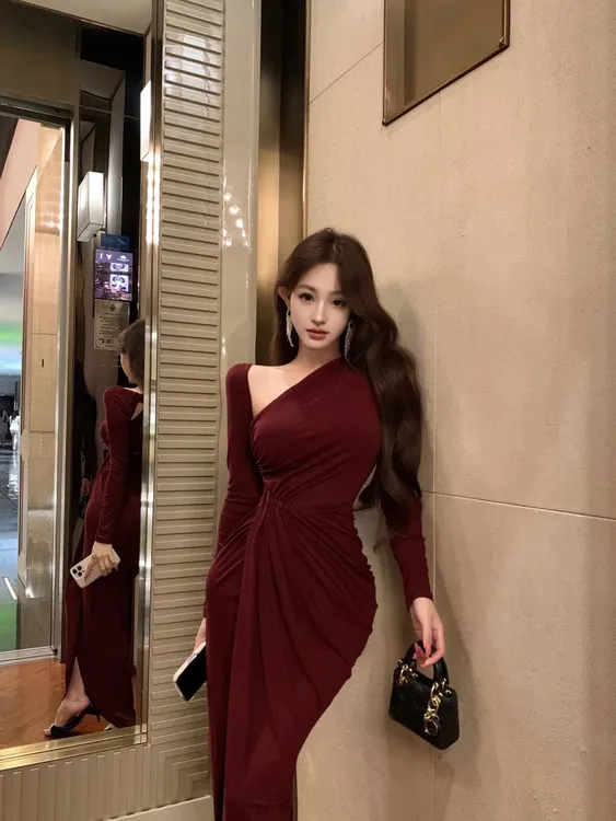 酒红色性感斜肩褶皱长袖连衣裙女2025新款甜撩御姐风收腰开叉长裙