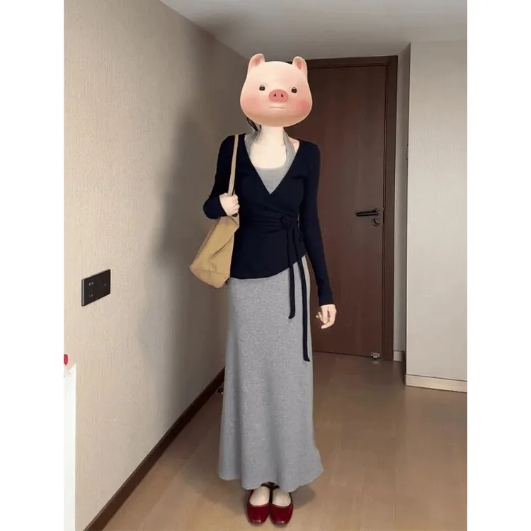 2025春季新款法式气质V领修身针织上衣收腰显瘦中长款挂脖连衣裙