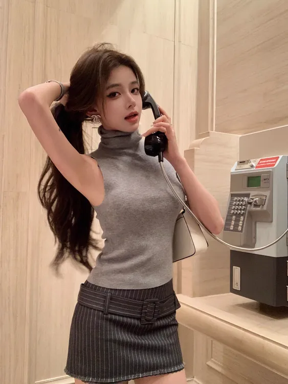 2025夏季新款纯欲半高领设计感无袖短袖+色织条纹半裙（配腰带}