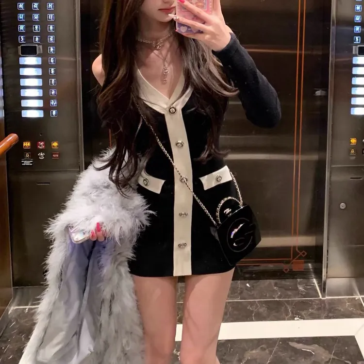 性感辣妹气质穿搭露肩V领单排扣撞色针织包臀小黑裙短裙连衣裙女
