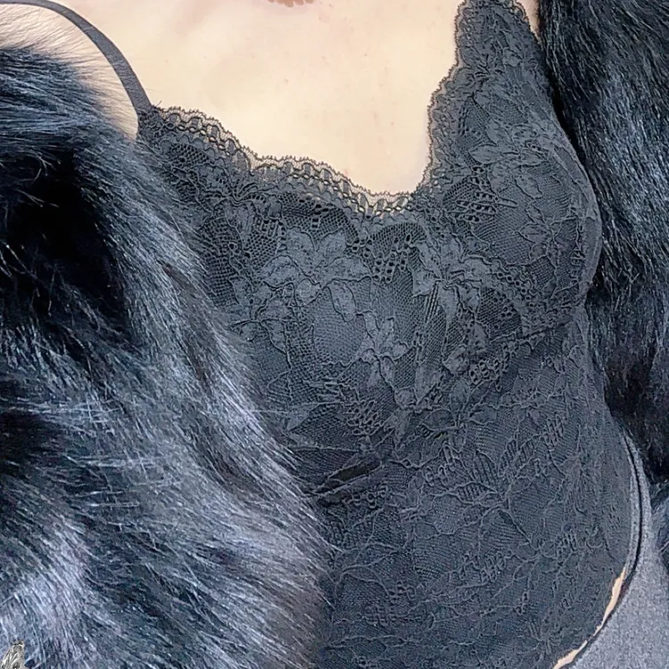 法式V领蕾丝吊带背心女带胸垫磨毛保暖内搭外穿显瘦设计打底衫