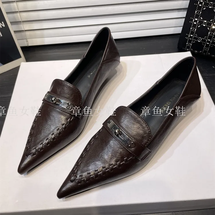 2026春季金属扣坡跟尖头浅口单鞋女气质低跟职业通勤工作小皮鞋