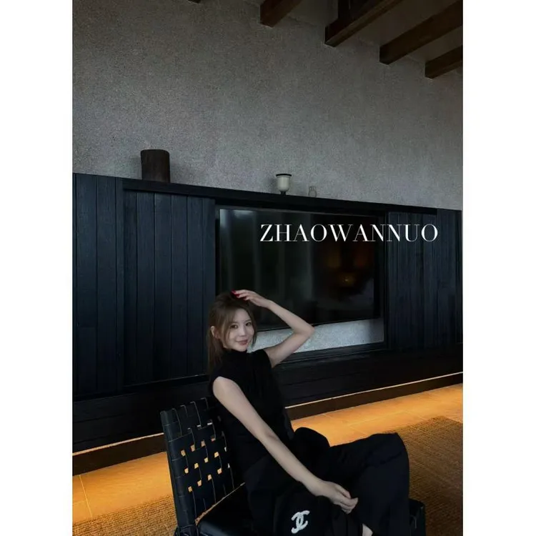 ZHAO WANNUO 丨Ro黑色轻薄针织无袖套头上衣NC0891