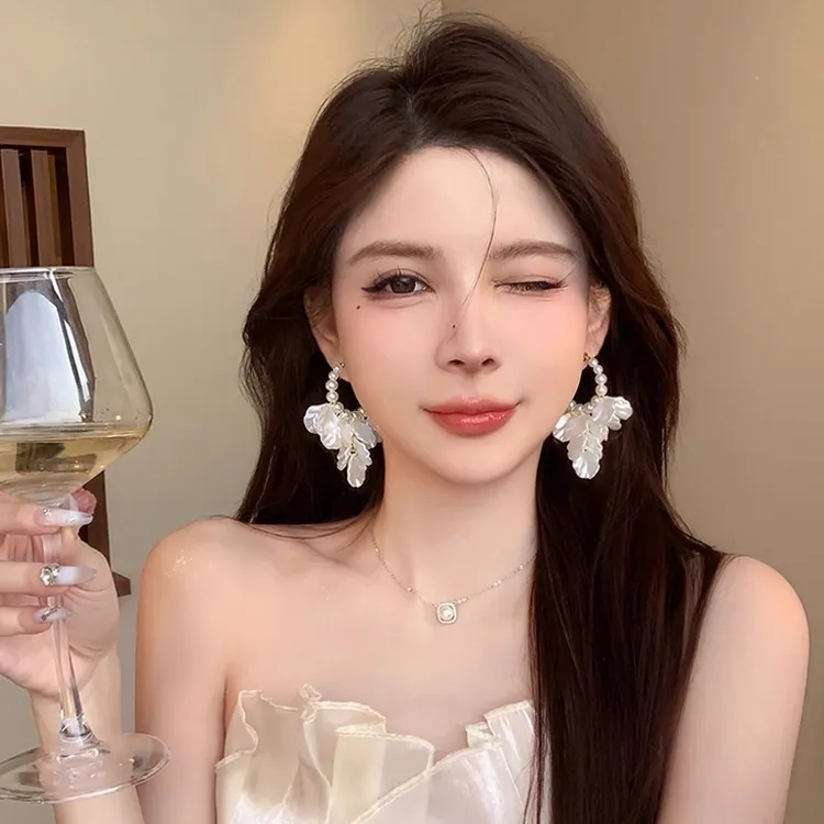 法式复古白色花朵花瓣耳圈流苏长款耳环高级感珍珠耳饰女超仙耳钉