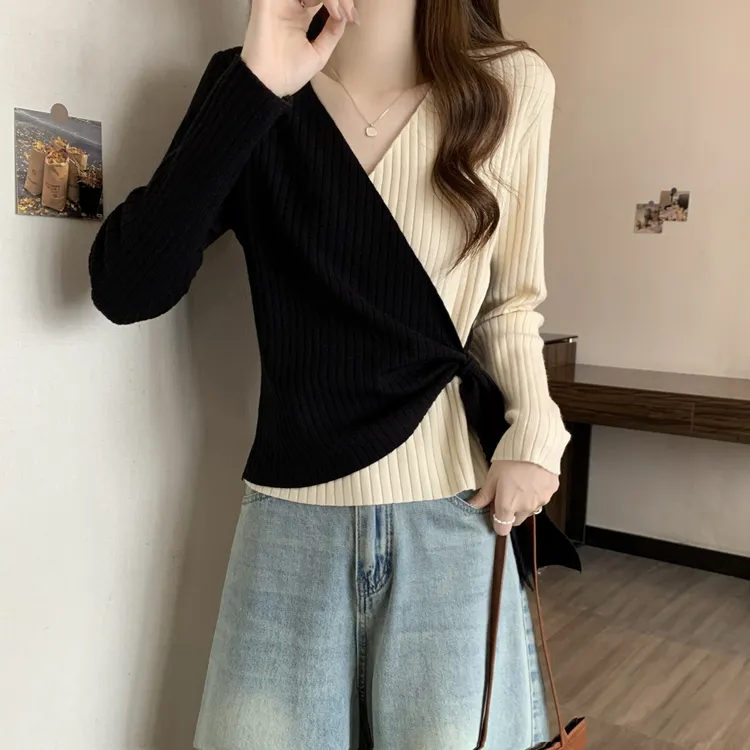 大码别致设计感拼接撞色打底针织衫女秋冬胖mm显瘦内搭V领t恤毛衣