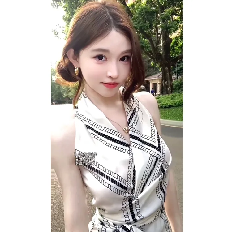 老钱风气质夏季新款高级感黑白线条连衣裙绑带掐腰挂脖无袖长裙女