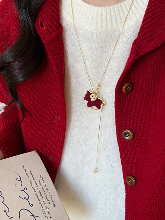 马上好运！红色丝绒小马项链女款本命年高级感毛衣链小众设计配饰