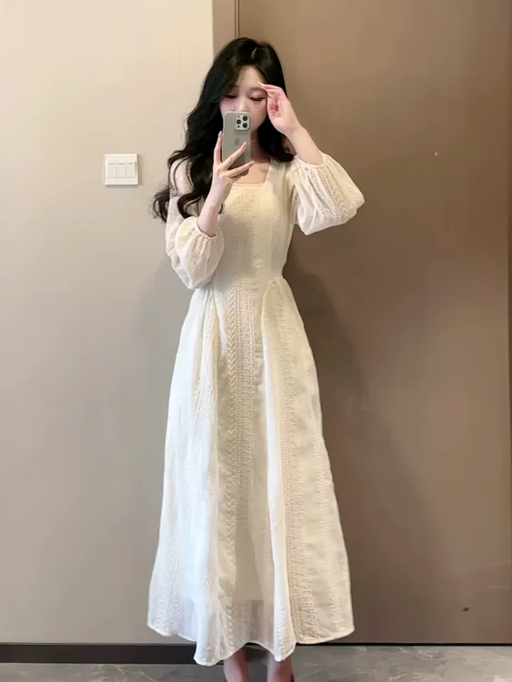 2025新款温柔风重工蕾丝连衣裙子女早秋季法式初恋系白色收腰长裙