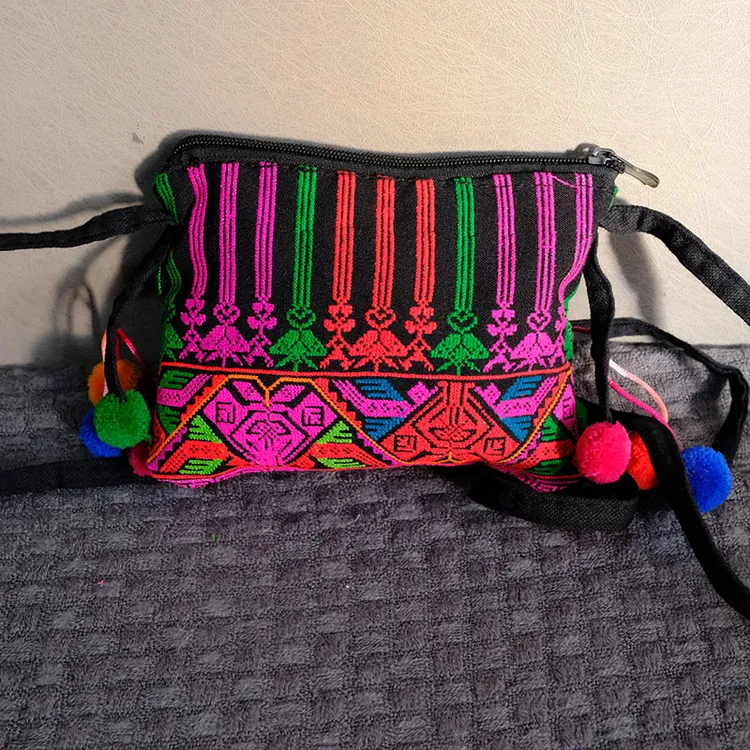 民族风刺绣斜挎包绣花布包女士单肩包手机包零钱小包