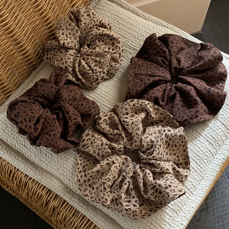 慵懒调性。大号豹纹裙摆发圈大肠圈时髦洋气低马尾发绳高级感发饰