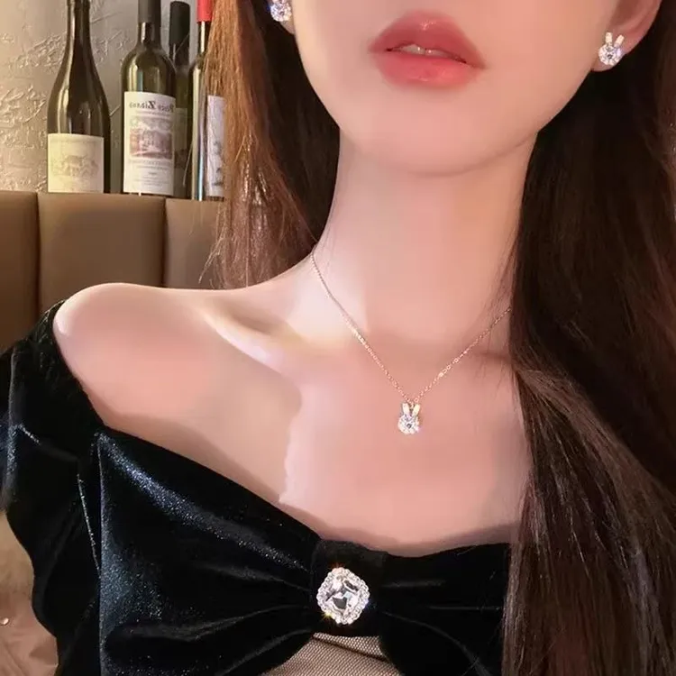 合金耳饰 可爱灵动戒指项链旋转兔子耳钉女精致闪亮气质清新耳饰