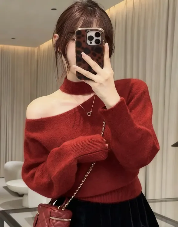 韩系复古纯欲风挂脖斜领露肩打底针织衫女秋冬加厚软糯收腰毛衣