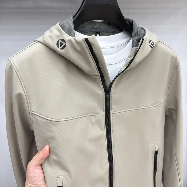 秋冬新款夹克外套男士连帽冲锋衣软壳户外登山服防寒城市通勤上衣
