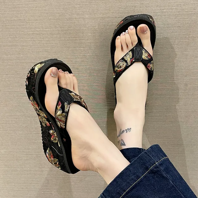 高跟人字拖女士夏季外穿时尚刺绣亮片坡跟厚底夹脚防滑沙滩凉拖鞋