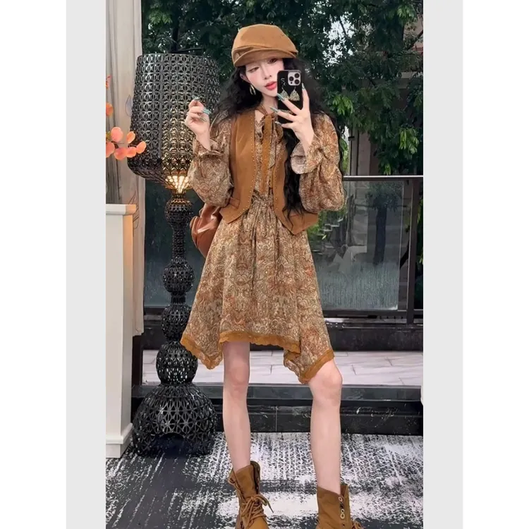 秋季一整套美拉德穿搭巨好看小个子棕色连衣裙子叠穿马甲通勤穿搭