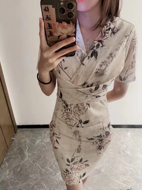 0233新款V领连衣裙高弹力褶皱设计遮肚包臀裙女高贵轻奢气质裙子
