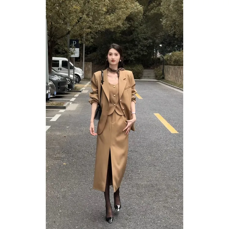 【丢丢】秋季轻奢风休闲设计感开衩半身裙马甲西装套装D53TZC3201