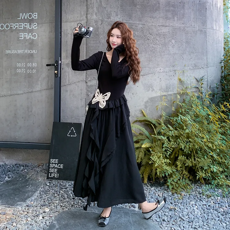 黑色独特漂亮掐腰连衣裙女2025秋季新款高级感气质优雅显瘦长裙子