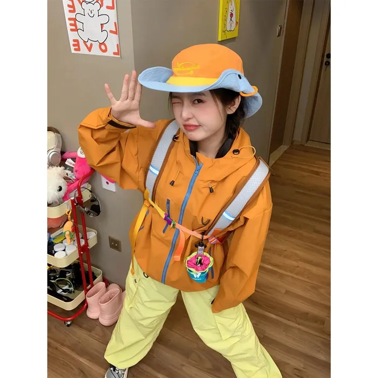多巴胺橘色冲锋衣外套男女夏季薄款爬山穿搭三防防晒登山连帽夹克