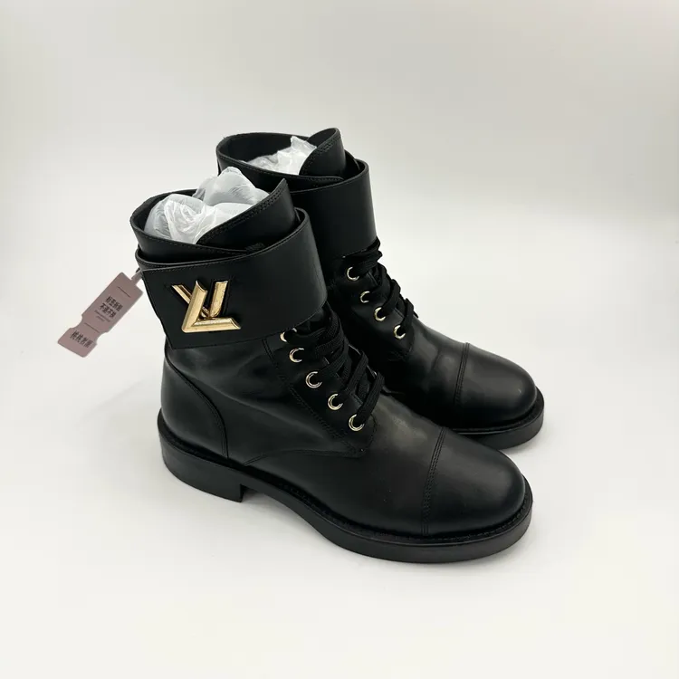 95新 LouisVuitton/路易威登 36码/金扣黑色马丁靴/TT0323