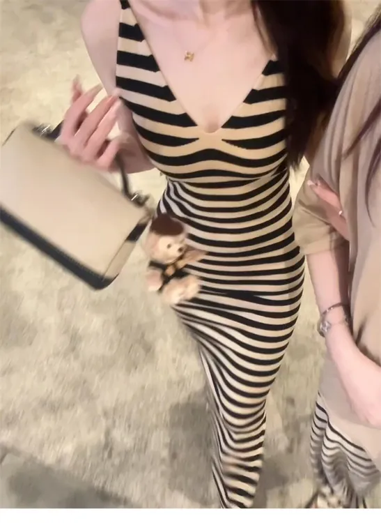 法式V领条纹吊带包臀连衣裙女夏季修身显瘦海边度假风长裙