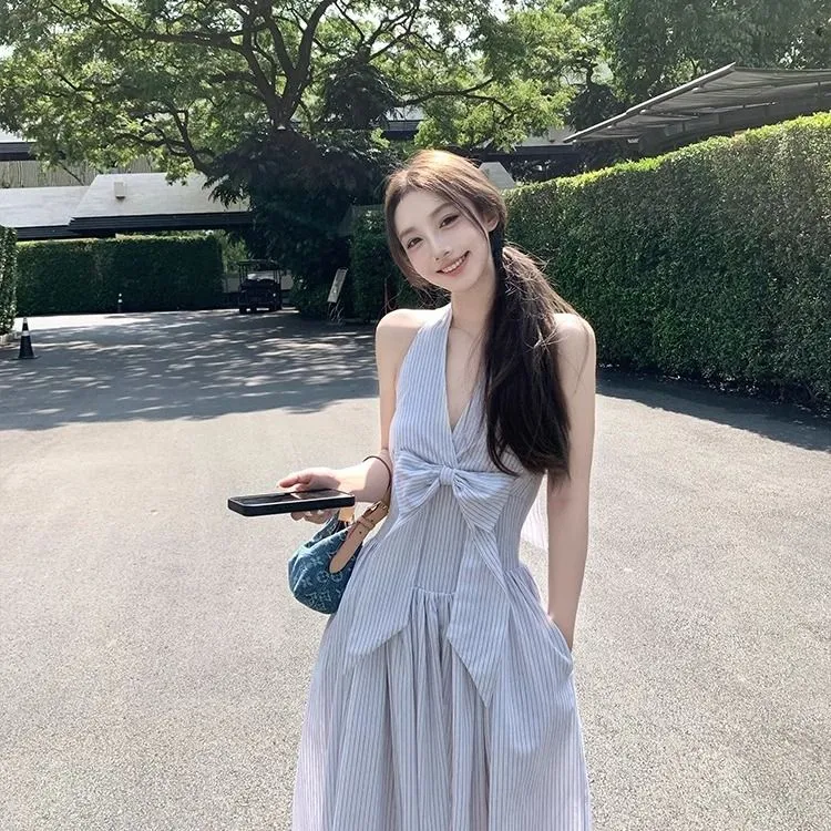 新款洋气法式长裙垂坠感度假女裙显瘦A字裙挂脖V领无袖露肩连衣裙