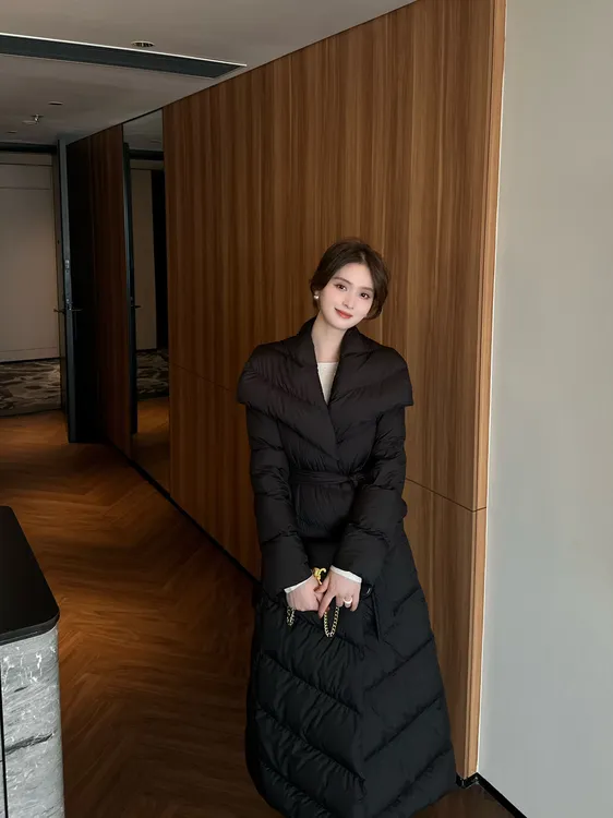 R123612W【90白鹅绒】秋冬季气质款羽绒服翻领纯色经典长款超保暖