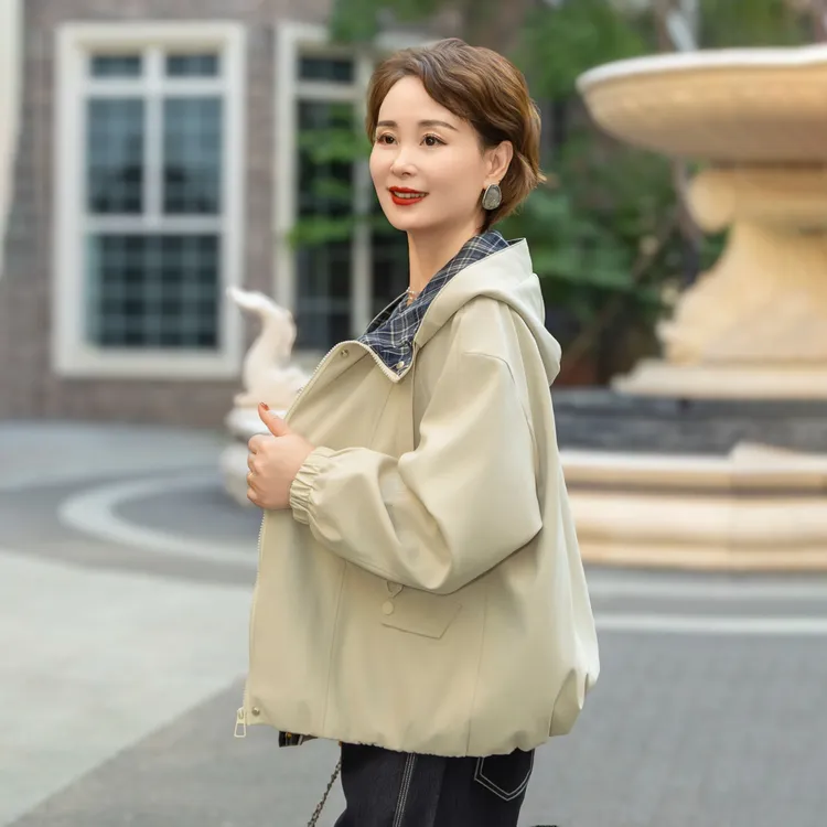 雪中飞妈妈格子休闲连帽中老年女装宽松洋气外套小个子2025新款