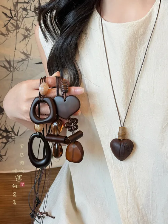 非金属布艺项链 新中式咖色爱心长款吊坠项链古风禅意复古毛衣链