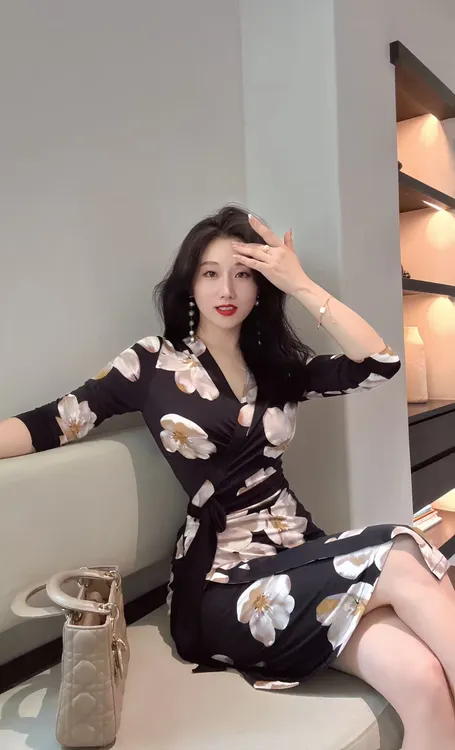 短款 黑底玉兰印花裹身裙一片式V领时尚气质弹力修身连衣裙长裙