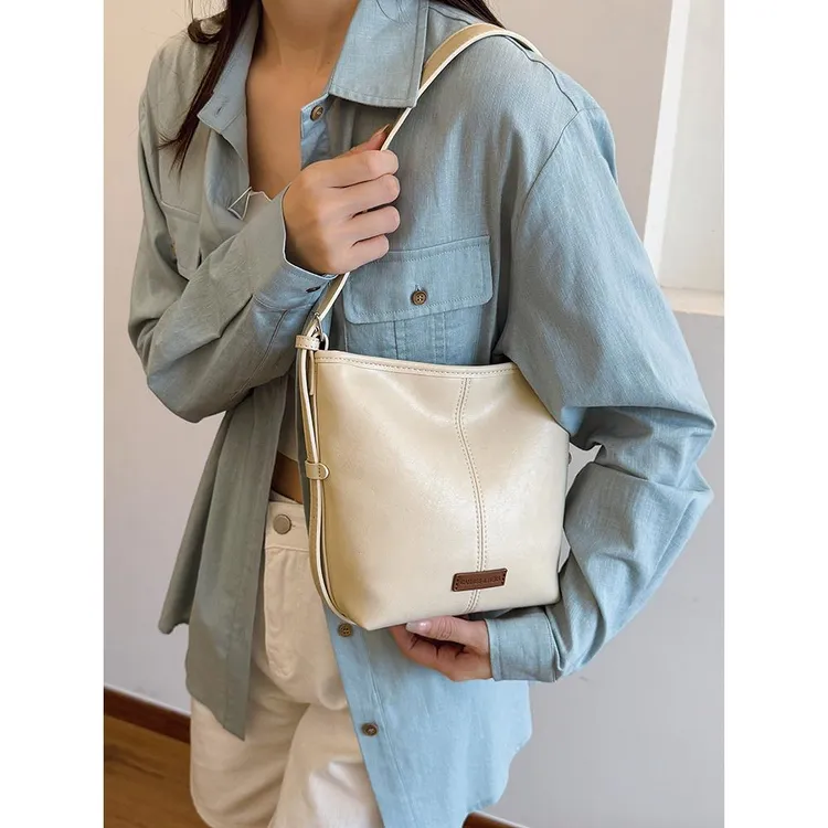 时尚简约水桶包女2025夏日新款休闲通勤手提单肩包上班通勤斜挎包