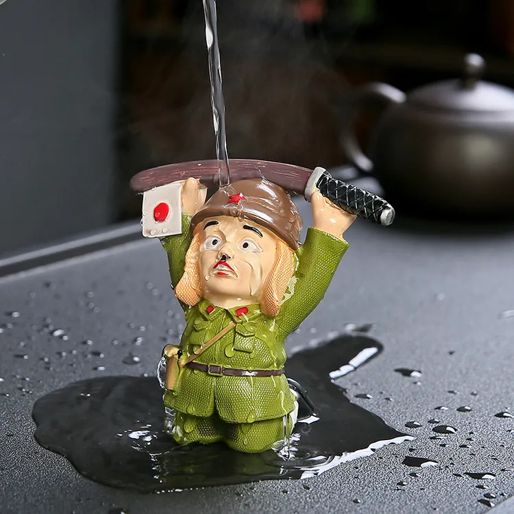 日本人下跪投降变色茶宠摆件精品茶玩茶桌茶盘摆件茶具配件装饰品