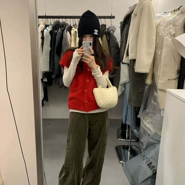 灰灰呀！新年款 看红装素裹 韩代小众氛围感百搭叠穿翻领针织马甲