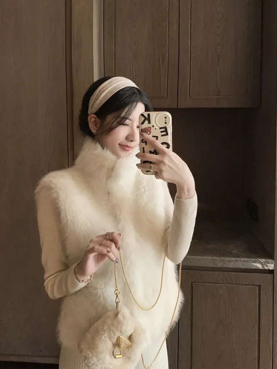十月轻奢 软黄金马甲 精仿羊毛托卡环保皮草高领毛毛无袖马夹外套