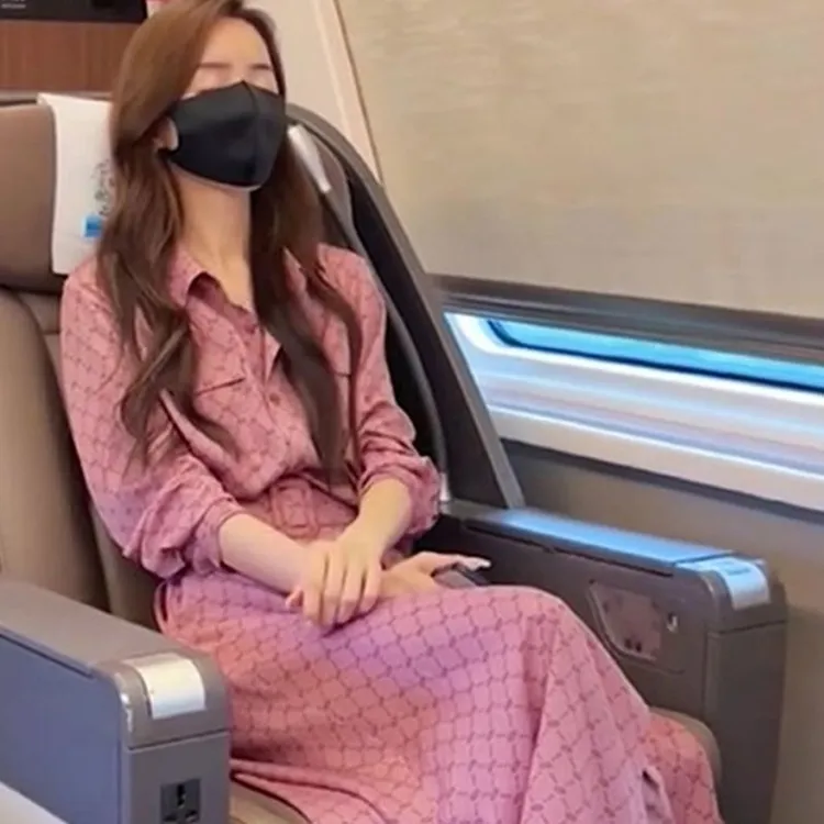 韩系风格穿搭气质名媛高端裙子超仙森系粉色长袖紧身简约连