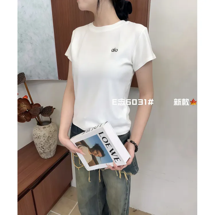 a/o白色圆领正肩字母短袖T恤女早秋设计感小众修身显瘦短款上衣