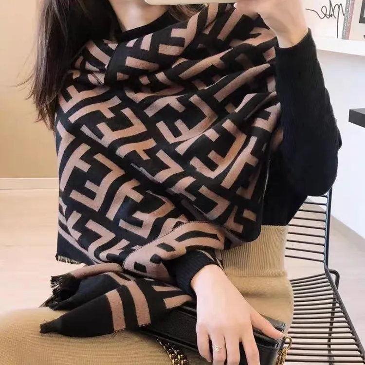 围巾女秋冬季韩版双面字母外搭气质披肩日常百搭保暖办公室披肩