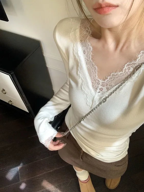 纯欲辣妹白色蕾丝花边打底衫女秋冬新款百搭修身磨毛保暖V领上衣