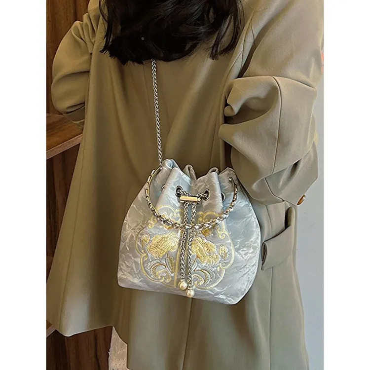 手拎新中式刺绣包包女2024夏季新款国风绣花时尚水桶包百搭斜挎包