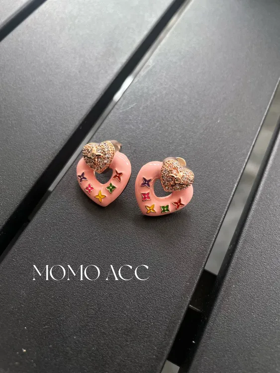 铜合金耳饰 287新款老花感粉色釉面立体微镶爱心可甜可咸俏皮耳钉