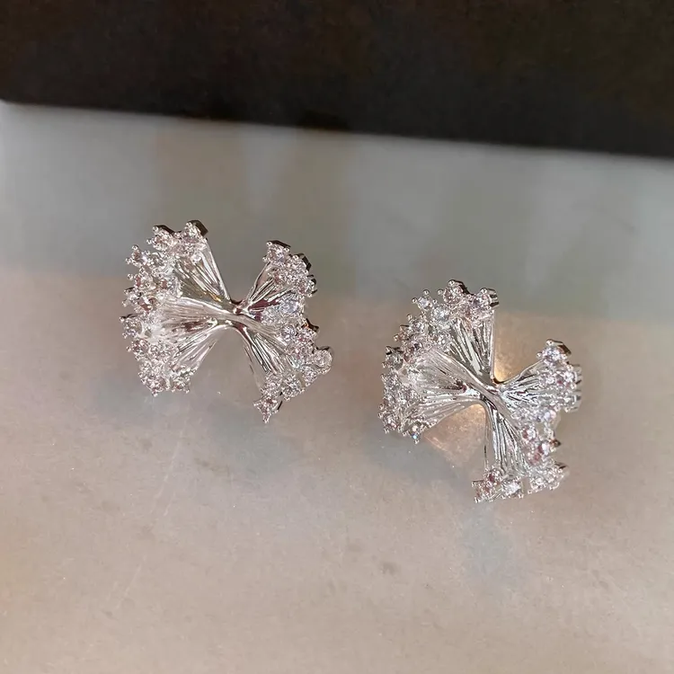 铜合金耳饰 镶钻锆石蝴蝶结耳环女轻奢高级感气质不规则银色耳钉 