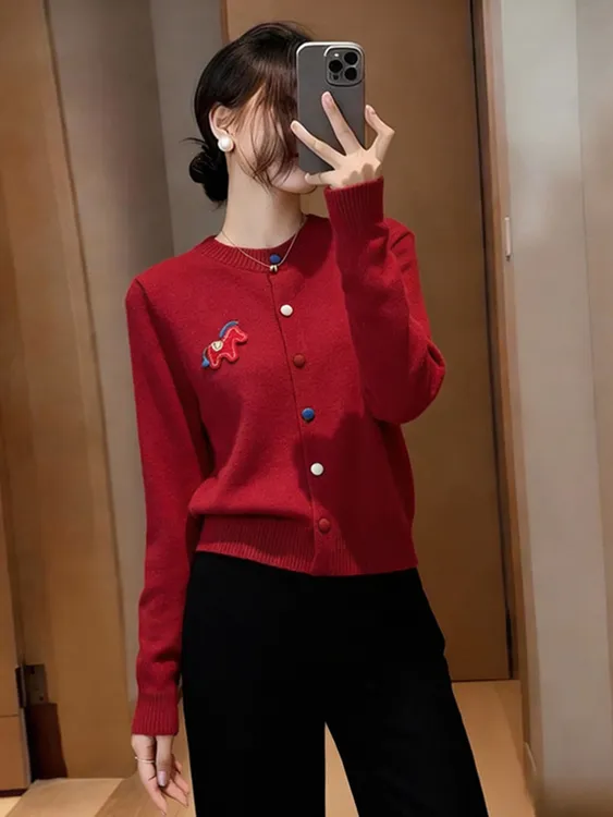 韩式温柔风小马针刺绣织开衫女2026秋冬洋气减龄百搭圆领毛衣外套