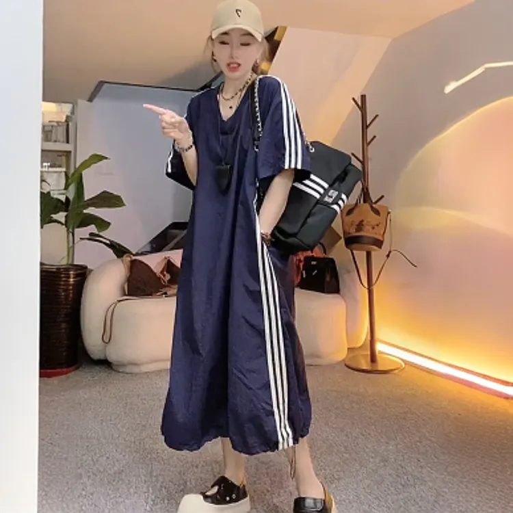 时尚大码宽松显瘦百搭V领连衣裙女夏季新款小众设计感侧条纹长裙