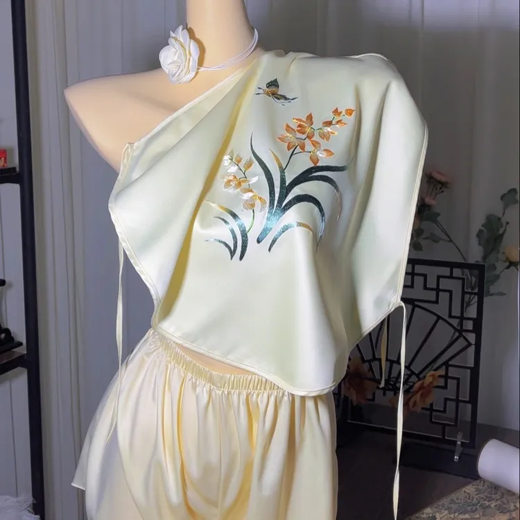 苏绣刺绣成品真丝刺绣成人肚兜复古中国风内衣丝绸女士吊带肚兜