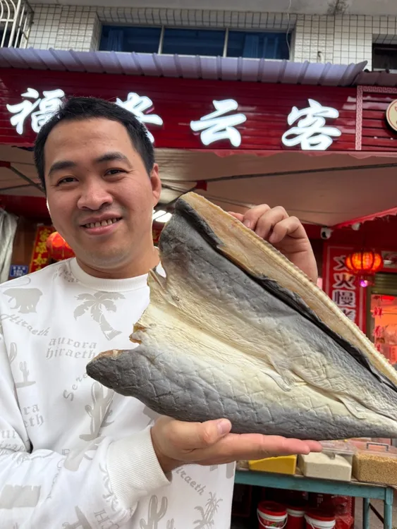 深海鲨鱼干青鲨咸鱼肉质紧实肥厚(浸泡退咸后烹饪)