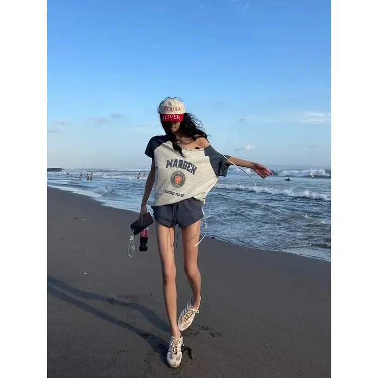韩系辣妹穿搭女2025夏季新款撞色拼接斜肩短袖上衣抽绳短裤两件套