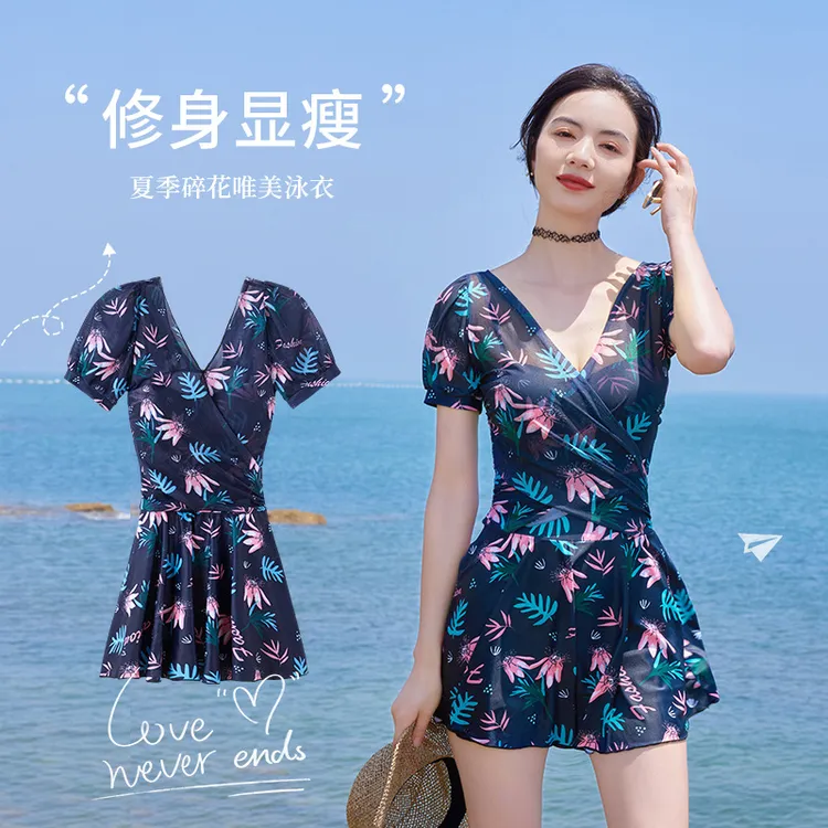 泳衣女款2025新款温泉高级感微胖女孩遮肉连体性感大码保守冬季
