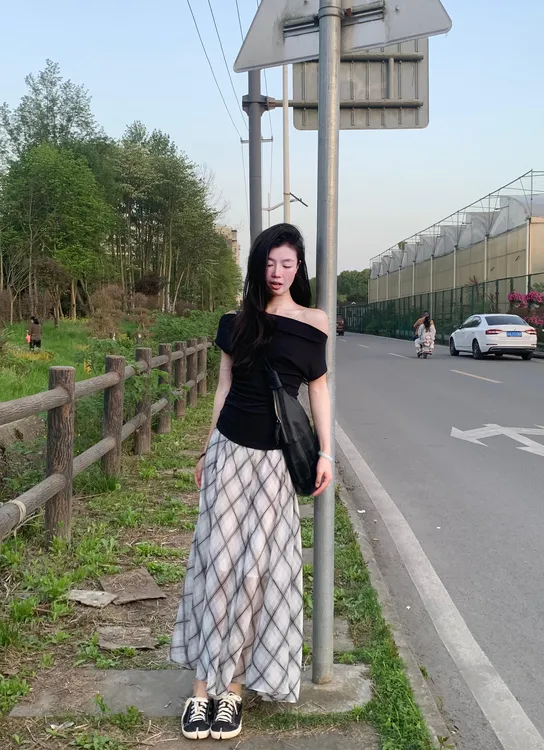 法式高级感一字肩短袖T恤女收腰显瘦别致漂亮短上衣半身裙两件套