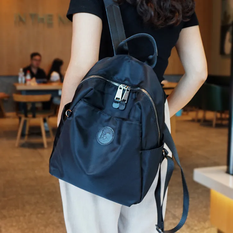 新款2025大容量简约通勤双肩包女包高级感百搭轻便旅行背包书包潮